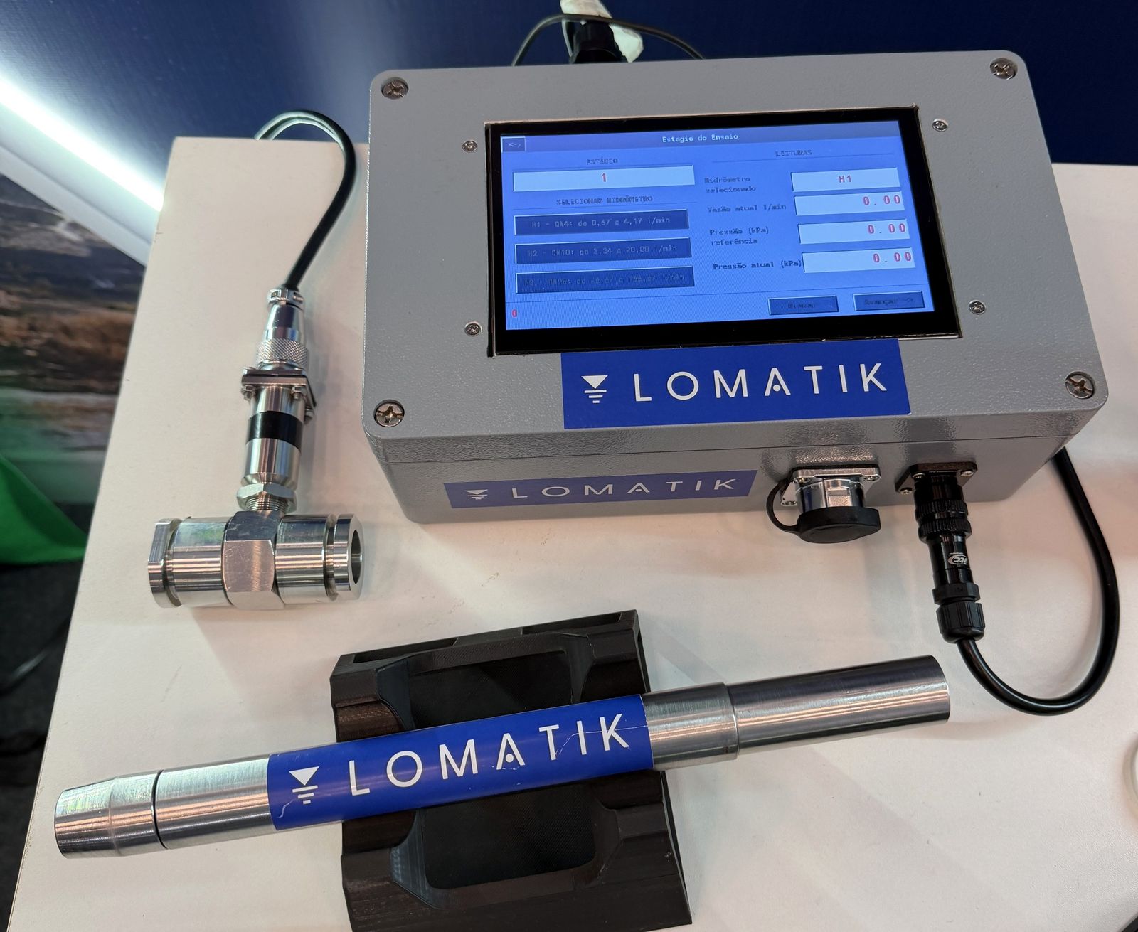 Sistema LOMATIK para ensaio de perda d'água sob pressão: módulo eletrônico com tela tátil, medidor de vazão e sonda de pressão.
